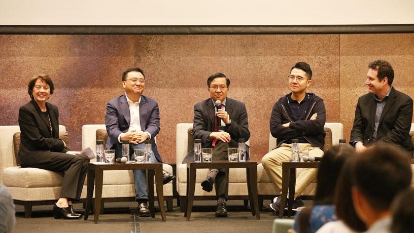 At the Columbia Global Center in Beijing, Dean Boyce discusses the potential of AI with (L to R) Ya-Qin Zhang, president of Baidu; Senior Executive Vice Dean Shih-Fu Chang; Qi Yin MS’13 of Megvii; and Professor Hod Lipson.
